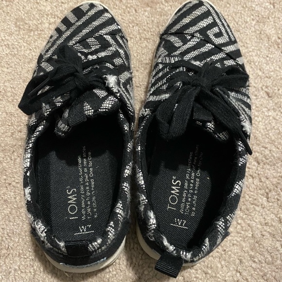 TOMS women’s striped sneakers size 7! - Picture 3 of 11